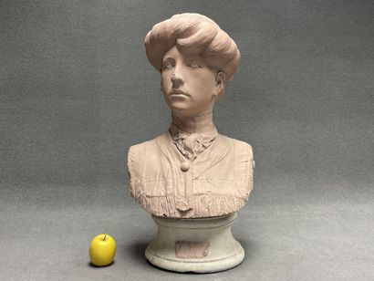 Buste de femme en plâtre patiné vers 1900.
H:...
