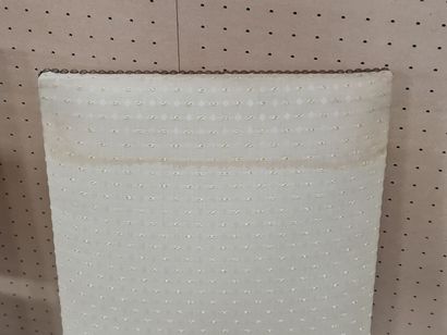 Deux chaises Louis XIII, garnies de tissu...