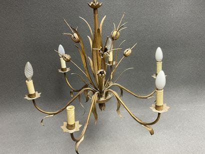 Lustre en tôle à six lumières. 
H. :73 cm....