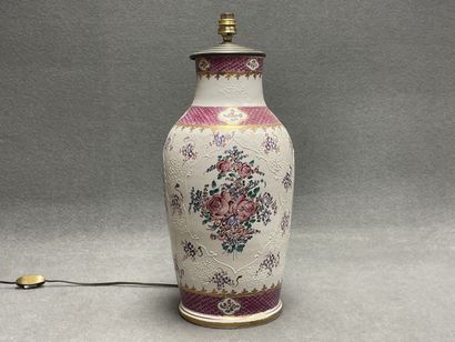 Pied de lampe en porcelaine
H. :45 cm.