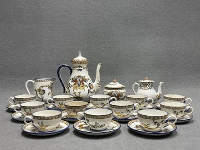 Gien. 
Service à café en faience comprenant:...