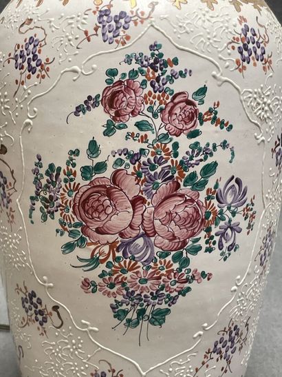 Pied de lampe en porcelaine
H. :45 cm.