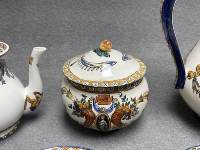 Gien. 
Service à café en faience comprenant:...
