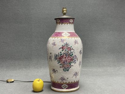 Pied de lampe en porcelaine
H. :45 cm.