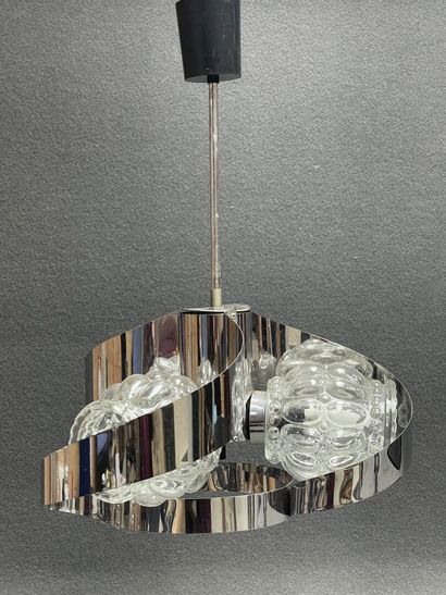 Lustre en tôle chromée et verre. 
Années...