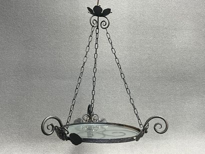 Suspension en fer forgé et verrerie.
D: 52...
