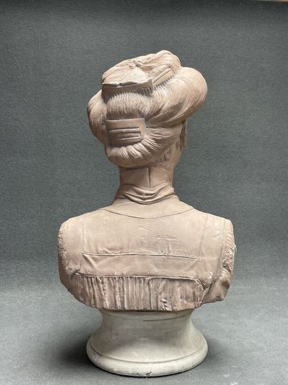 Buste de femme en plâtre patiné vers 1900.
H:...