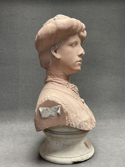 Buste de femme en plâtre patiné vers 1900.
H:...