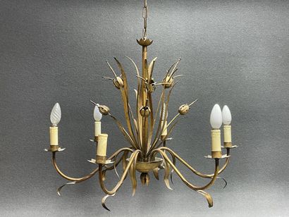 Lustre en tôle à six lumières. 
H. :73 cm....