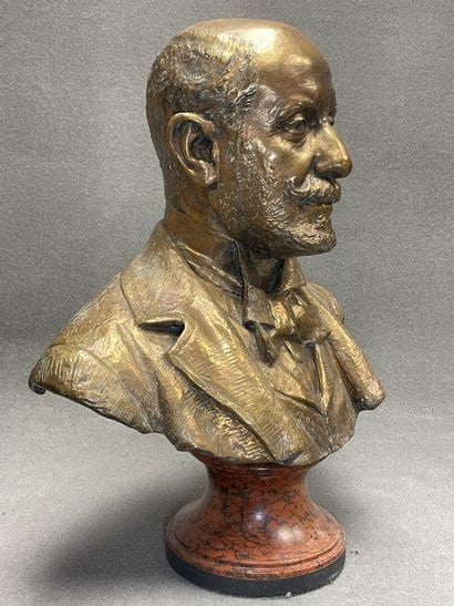 Buste d'homme en bronze sur socle marbre....