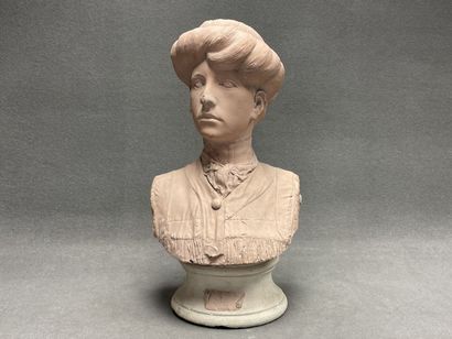 Buste de femme en plâtre patiné vers 1900.
H:...