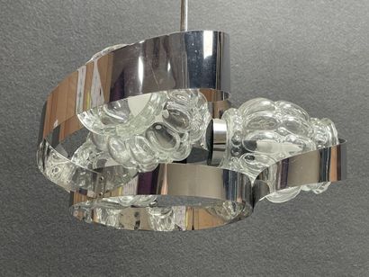 Lustre en tôle chromée et verre. 
Années...