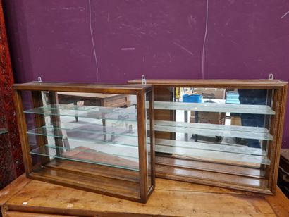 Deux petites vitrines murales pour collections
...