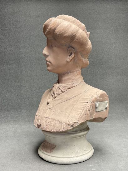 Buste de femme en plâtre patiné vers 1900.
H:...