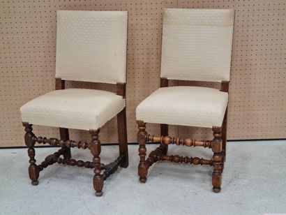 Deux chaises Louis XIII, garnies de tissu...