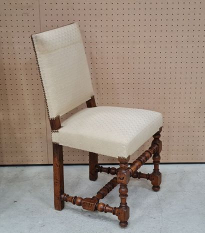Deux chaises Louis XIII, garnies de tissu...