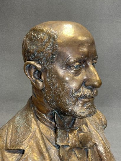 Buste d'homme en bronze sur socle marbre....