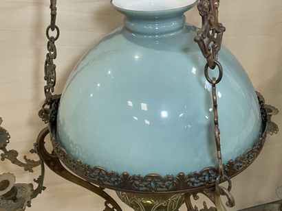 Grande suspension en régule patiné et opaline...