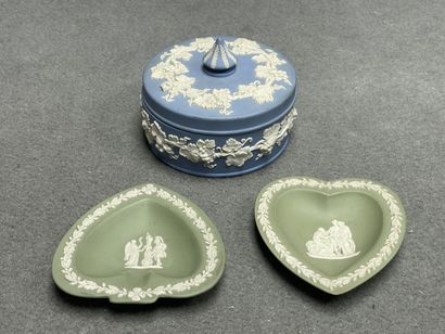 WEDGWOOD. 
Deux vide poche et une boite ronde....