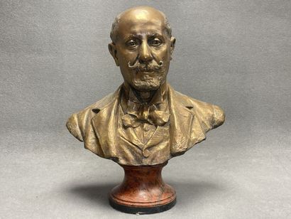 Buste d'homme en bronze sur socle marbre....