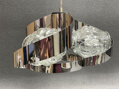 Lustre en tôle chromée et verre. 
Années...