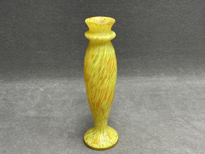 Vase en verre marmoréen jaune.
Style Art...