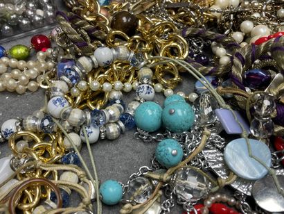 Lot de bijoux fantaisie, collier, bagues,...