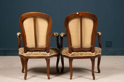 Paire de fauteuils cabriolet. 
Époque Louis...