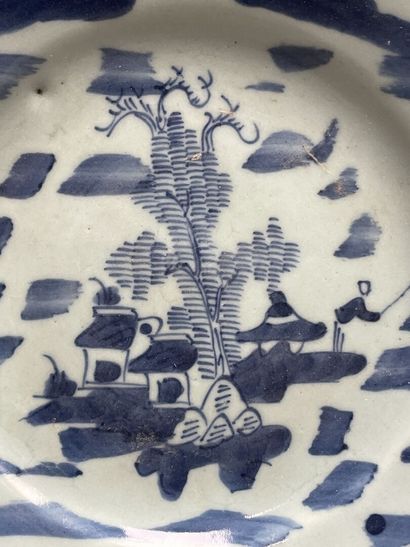 Assiette en porcelaine de Chine XIX°. 
D....