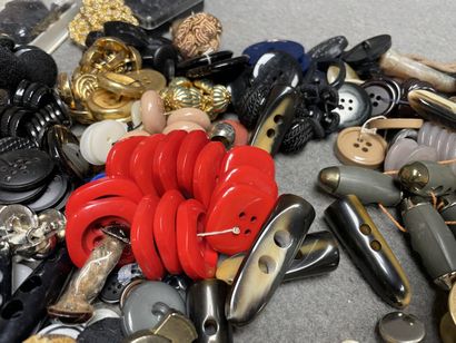 Important lot de boutons de couture.