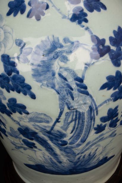 Lampe en porcelaine de Chine sur socle bois,...