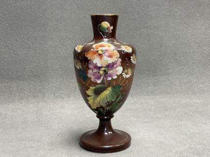 Vase sur piédouche en opaline à décor de...