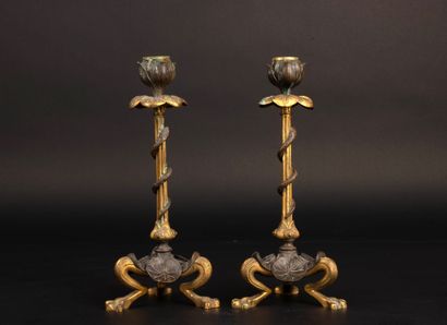 Paire de bougeoirs en bronze à décor de feuilles...