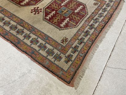 Tapis laine. 
250 x 145 cm.