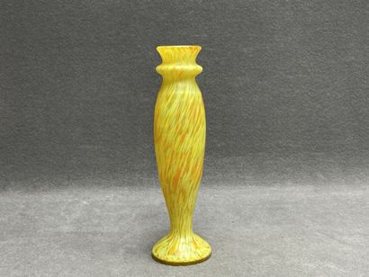 Vase en verre marmoréen jaune.
Style Art...