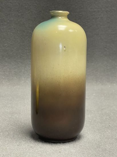 AUTRICHE vase en porcelaine à décor de femme...
