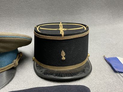 Lot militaire: 
Képis, calot, épaulettes...