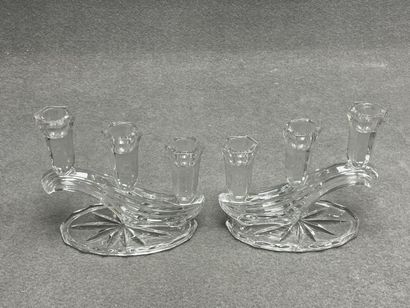 Paire de bougeoirs de table en cristal à...