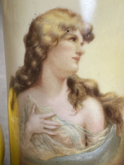 AUTRICHE vase en porcelaine à décor de femme...