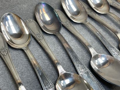 Ménagère de couverts en métal argenté: 
-douze...