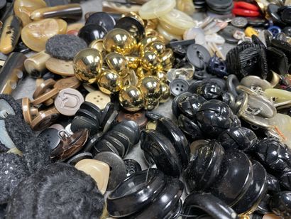 Important lot de boutons de couture.