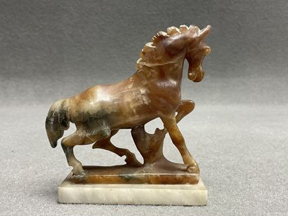 Trois sculptures en pierre dure. 
H. :10...
