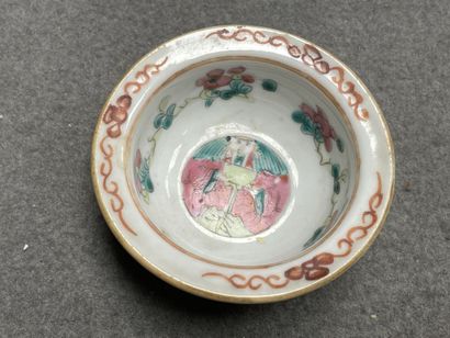 Trois vases et coupelle en porcelaine de...