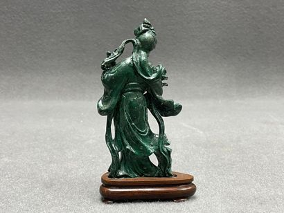 Trois sculptures en pierre dure. 
H. :10...
