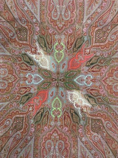 Cachemire fin XIX° .
180 x 175 cm.