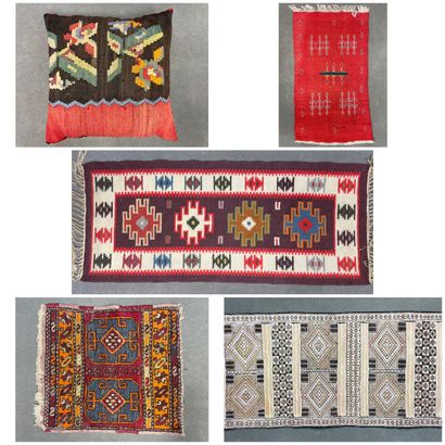 Quatre tapis et un coussin. 
130 x 50 cm,...