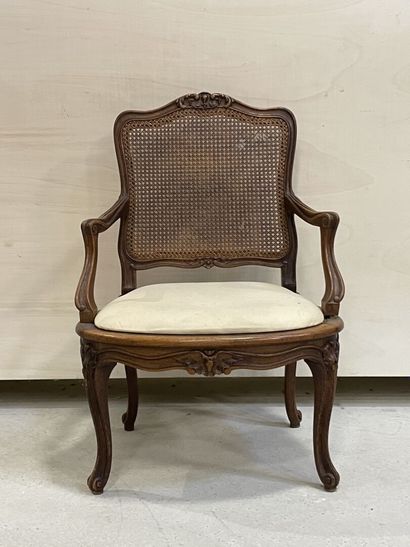Fauteuil canné de style Louis XV. 
H. :94...