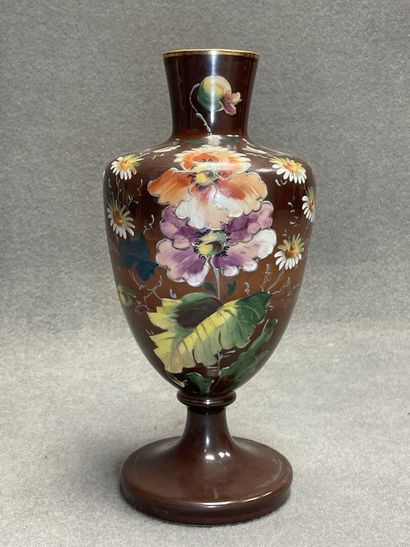 Vase sur piédouche en opaline à décor de...