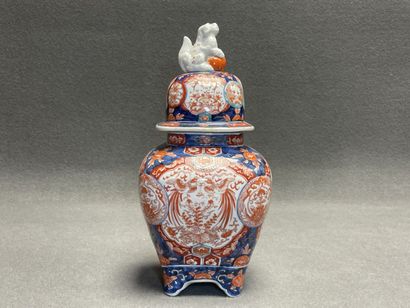 Vase quadrangulaire couvert en porcelaine...