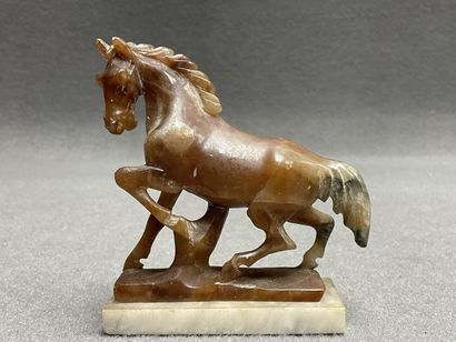 Trois sculptures en pierre dure. 
H. :10...